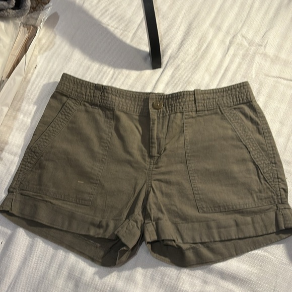 Banana Republic Khaki Green Shorts Size 8 - Picture 1 of 5